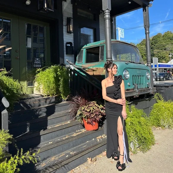 Juniors' Ruffled One-Shoulder Gown XXS - Picture 3 of 5